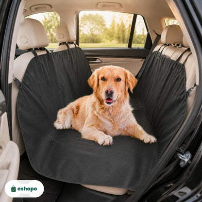 Funda de coche para perro instalada en el asiento trasero